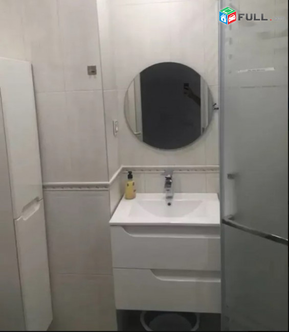  LA01734 Վարձով 3 սենյականոց բնակարան  Նալբանդյան փողոց ,նորակառույց շենքում