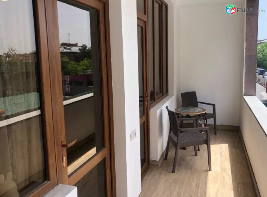 AV0103 Վարձով է տրվում 3 սենյականոց բնակարան Ադոնցի փողոցում