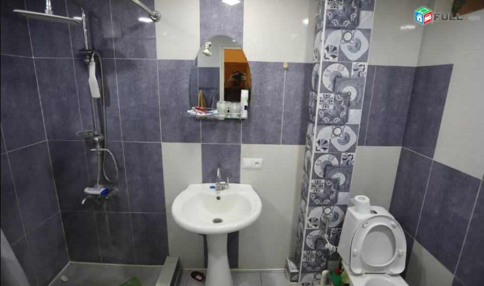 AV1099 Վարձով է տրվում 3 սենյականոց բնակարան Սարյան փողոցում