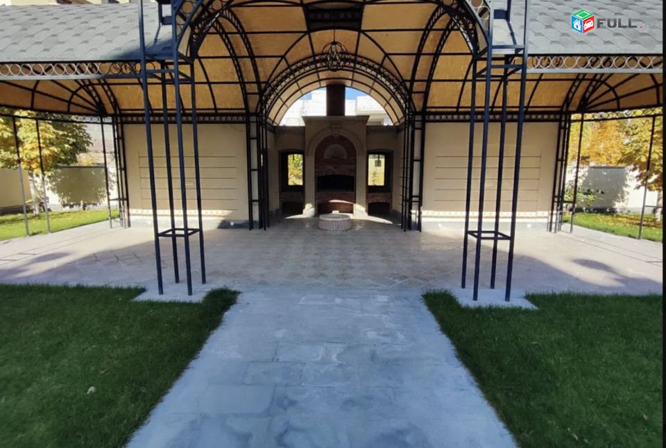 IN0670  Երեք հարկանի քարե տուն Ծարավ աղբյուրի փողոցում Ավանում