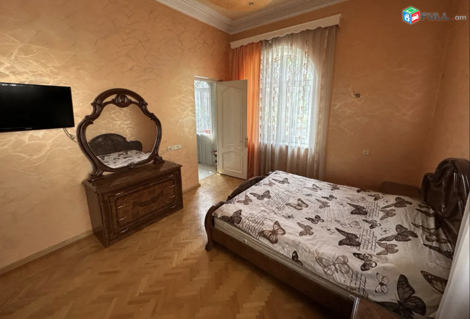 IN0706  Երկու հարկանի քարե տուն Ադանայի փողոցում կենտրոնում, 300 քմ, 2 սանհանգույց, եվրովերանորոգված