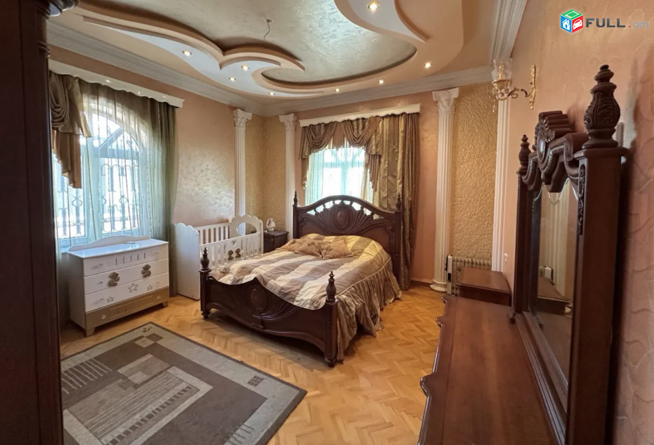 IN0706  Երկու հարկանի քարե տուն Ադանայի փողոցում կենտրոնում, 300 քմ, 2 սանհանգույց, եվրովերանորոգված