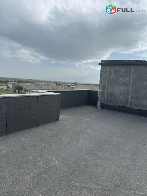 Երկու հարկանի քարե թաունհաուզ Ներքին Չարբախ 1-ին փողոցում Շենգավիթում