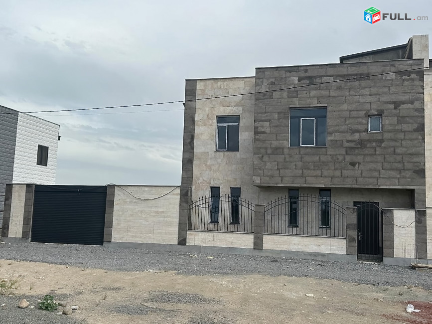 Երկու հարկանի քարե թաունհաուզ Ներքին Չարբախ 1-ին փողոցում Շենգավիթում