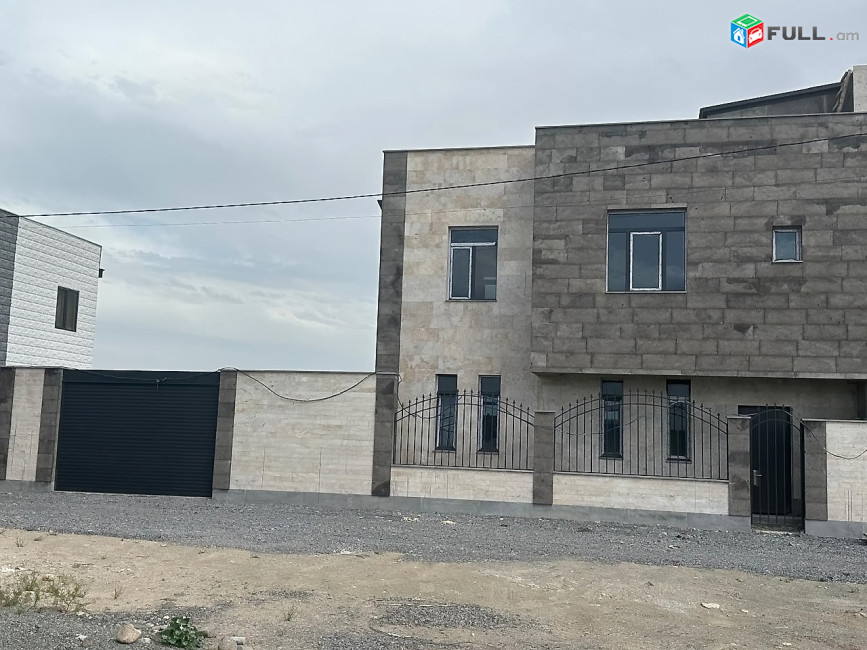 Երկու հարկանի քարե թաունհաուզ Ներքին Չարբախ 1-ին փողոցում Շենգավիթում