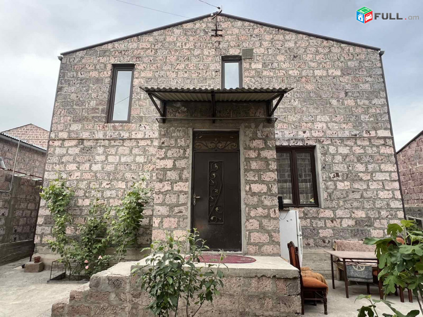 Երկու հարկանի քարե տուն Հաղթանակ թաղամաս 1-րդ փողոցում