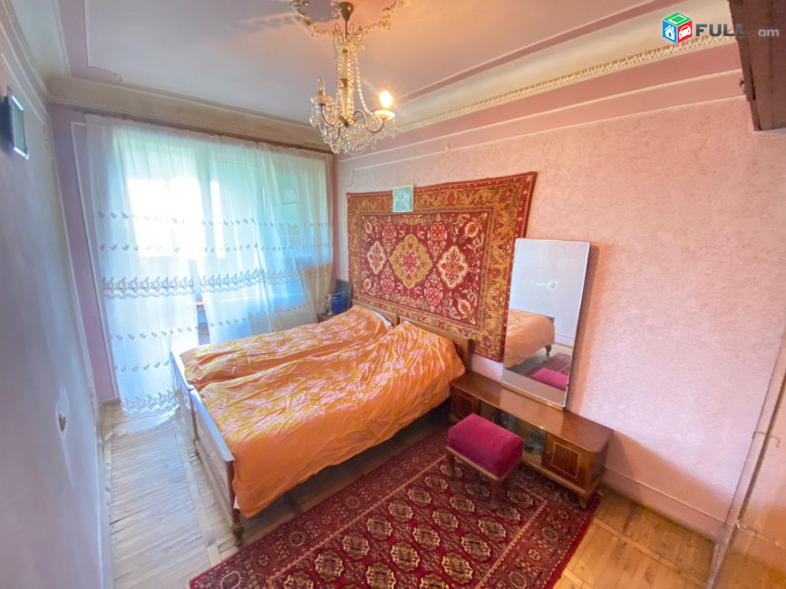 Քարե չեխական շենքում 3 սենյակ
