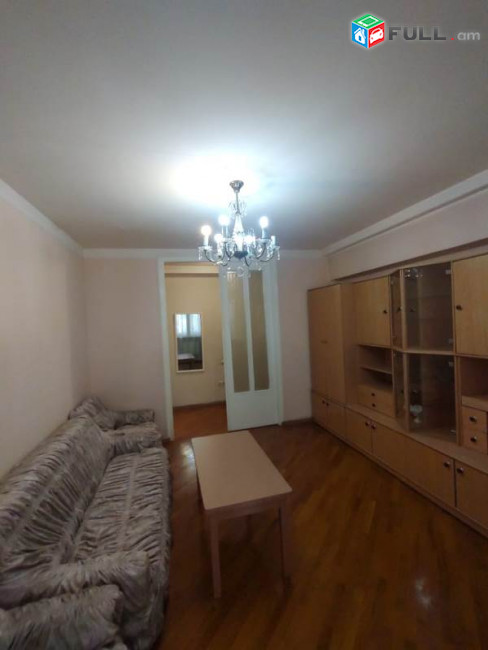 Կենտրոն՝  Ամիրյան  փողոցում, վարձով  է  տրվում  2 սենյականոց բնակարան։