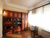Պարոնյան փողոց վարձով է տրվում լուսավոր բնակարան։ For rent կոդ B1663