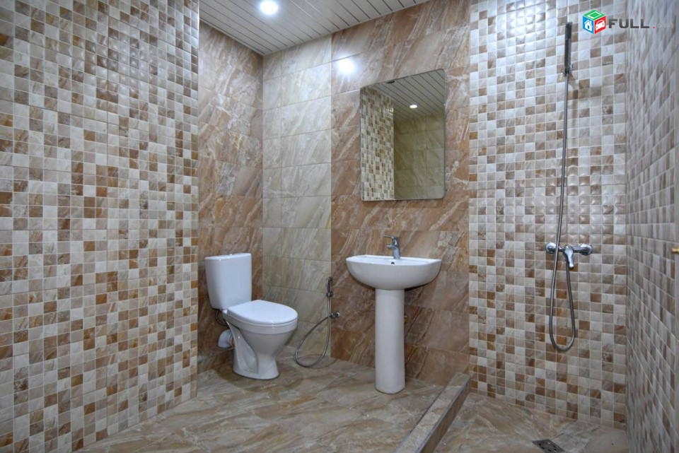 Աբովյան նորակառույց Հանրապետության Հրապարակին մոտ: Абовян Abovyan